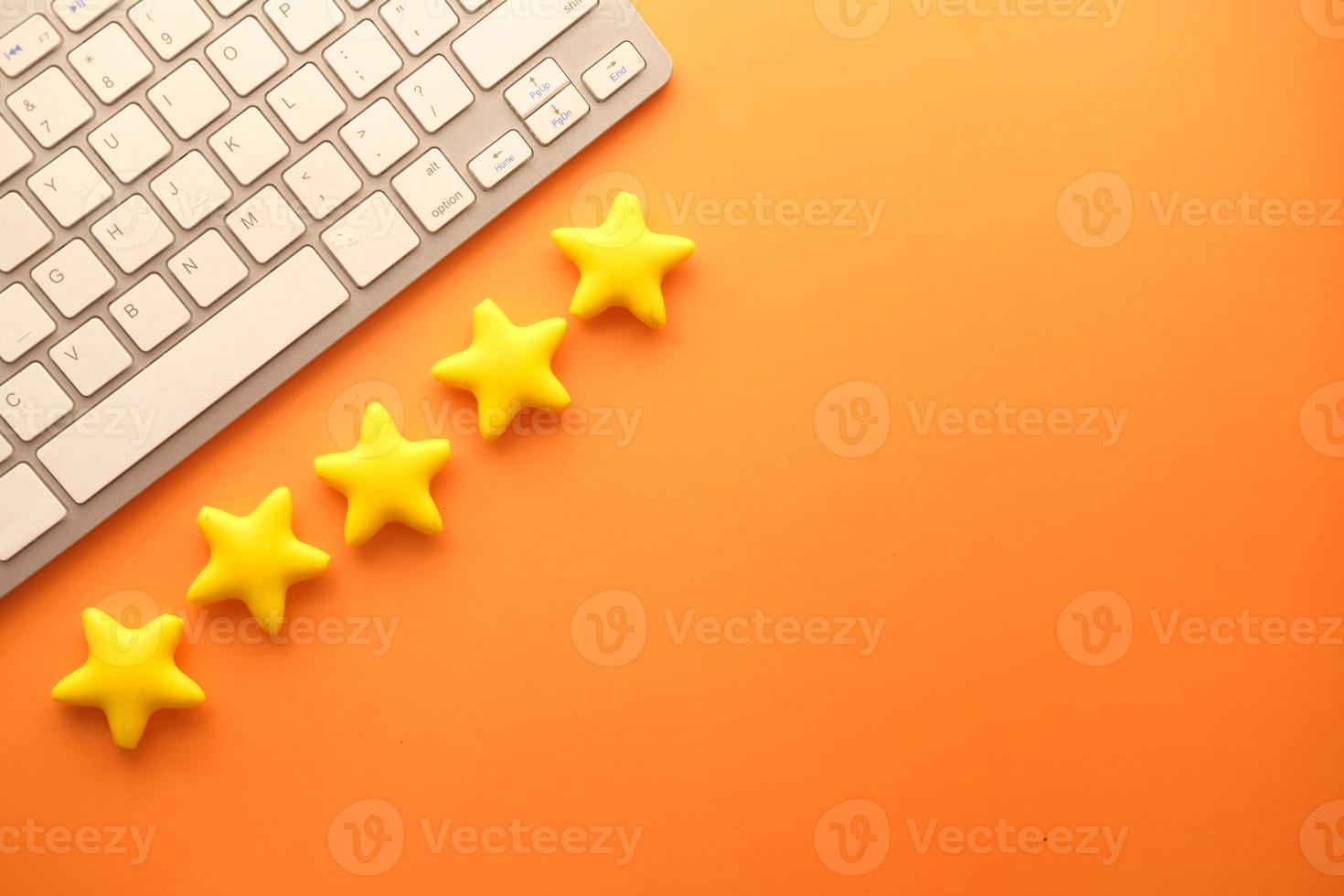 Kundenbewertungskonzept mit Fünf-Sterne-Bewertung auf orangefarbenem Hintergrund foto