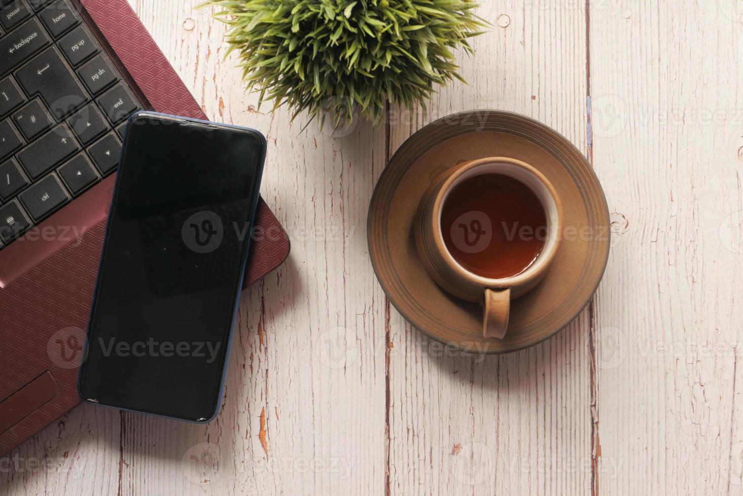 Smartphone und Kaffee auf neutralem Hintergrund foto