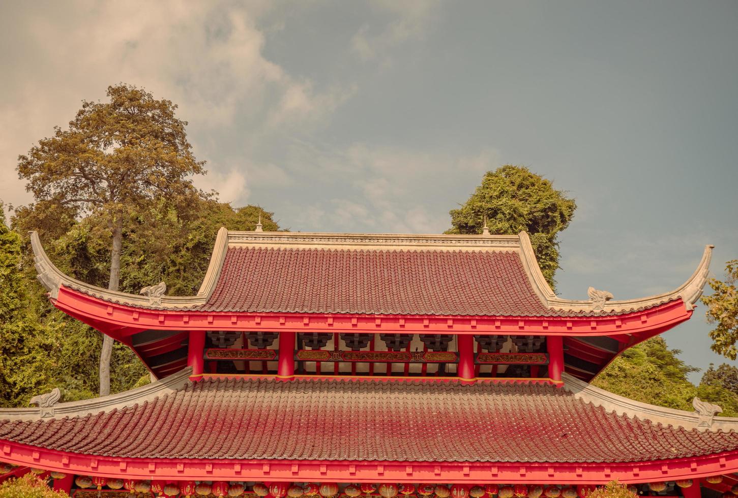 Dachziegel von traditionell Chinesisch Tempel wann Tag Zeit von Chinesisch Neu Jahr. das Foto ist geeignet zu verwenden zum Chinesisch Neu Jahr, Mond- Neu Jahr Hintergrund und Inhalt Medien.