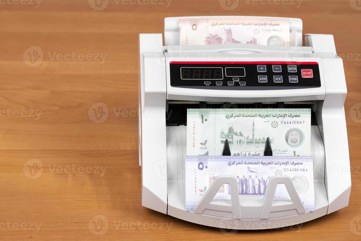 Geld von das vereinigt arabisch Emirate im das Zählen Maschine foto