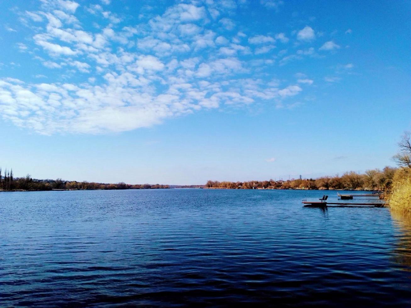 breit Banken von das Frühling Dnjepr Fluss. Ukraine foto