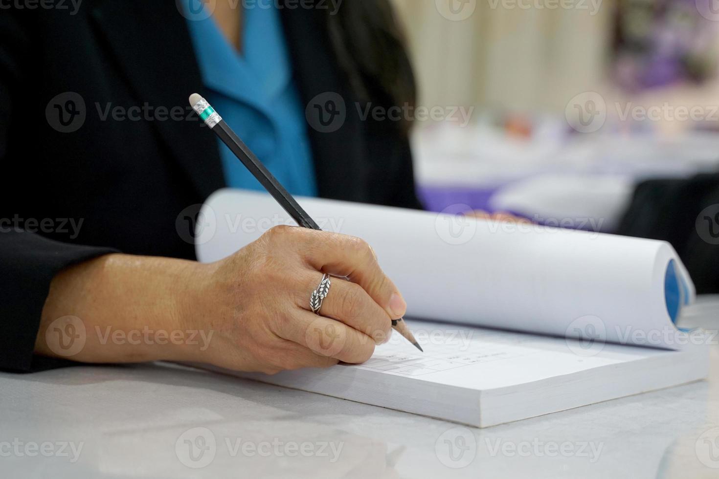 asiatisch weiblich Regierung Agentur Supervisor lesen und verwenden Bleistift zu richtig Unterlagen. Konzept. Arbeiten Frau, Büroangestellter arbeiten, Papierkram, Büro arbeiten. Sanft und selektiv Fokus. foto