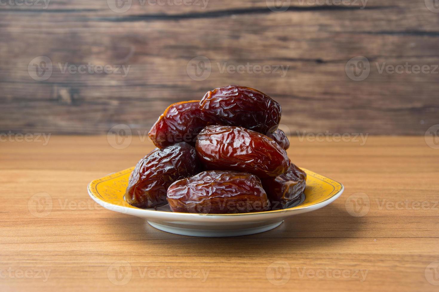 köstlich medjool Termine kurma oder Süss getrocknet Termine auf ein Platte, mit etwas fallen von das Platte, wie ein Mahlzeit zum brechen das schnell, Ramadan karem, leeren Raum, Kopieren Raum. foto