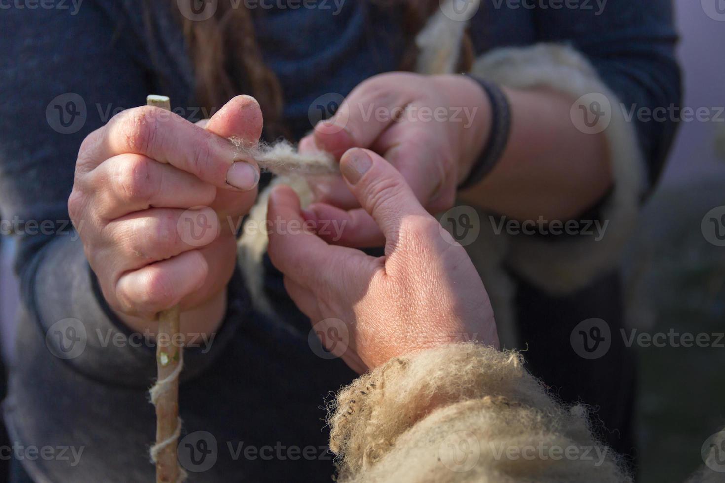 das Hände Das rotieren wolle Vlies durch Hand foto