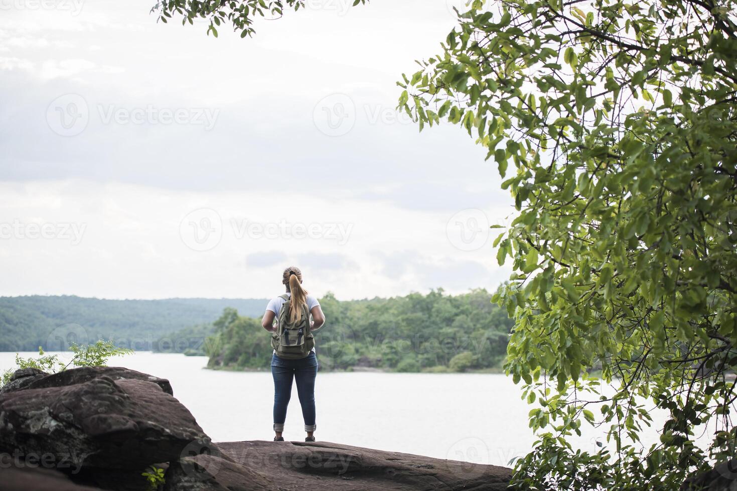 schließen oben zurück von Tourist Mädchen glücklich mit Natur in der Nähe von See foto