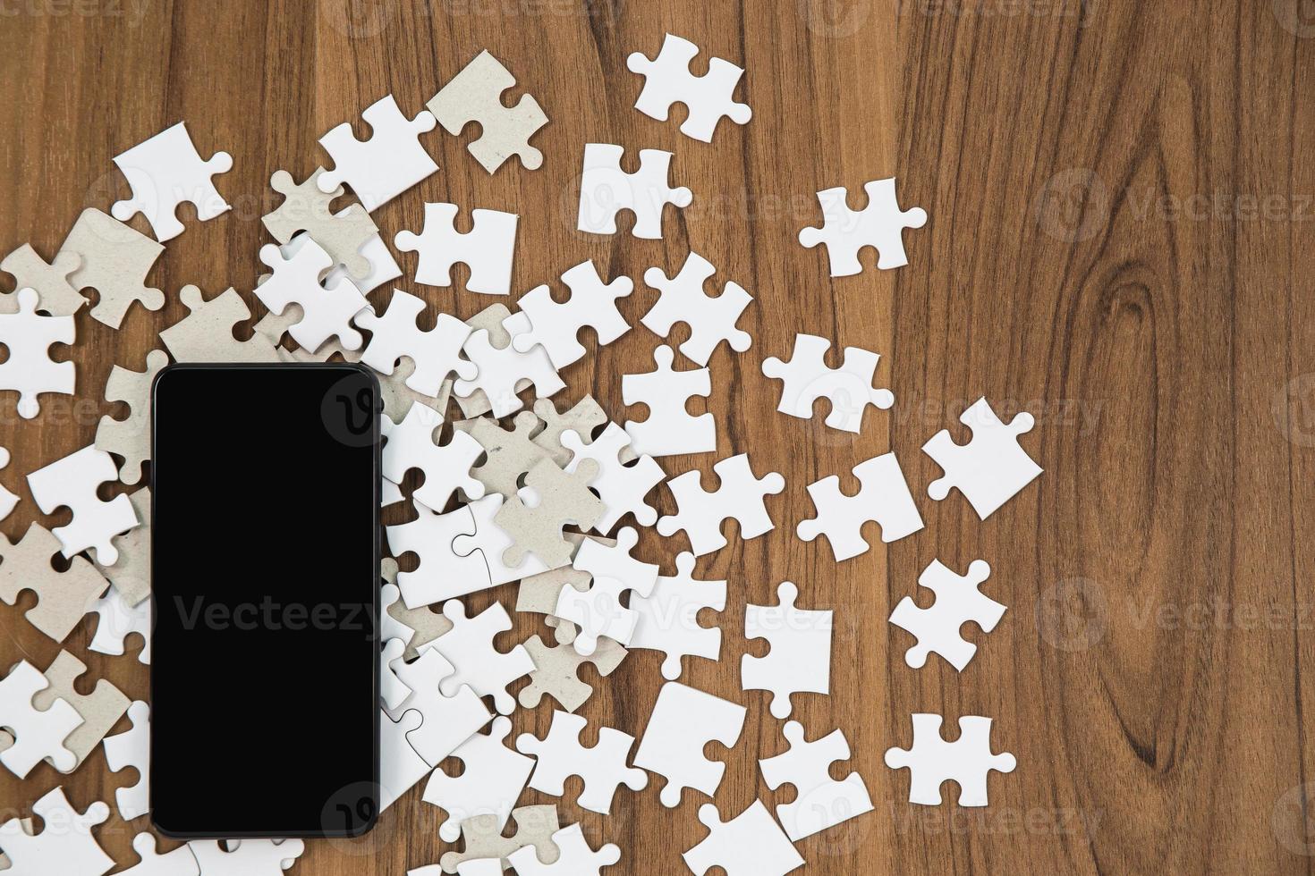 Foto Puzzle Stücke und Smartphone auf hölzern Tabelle