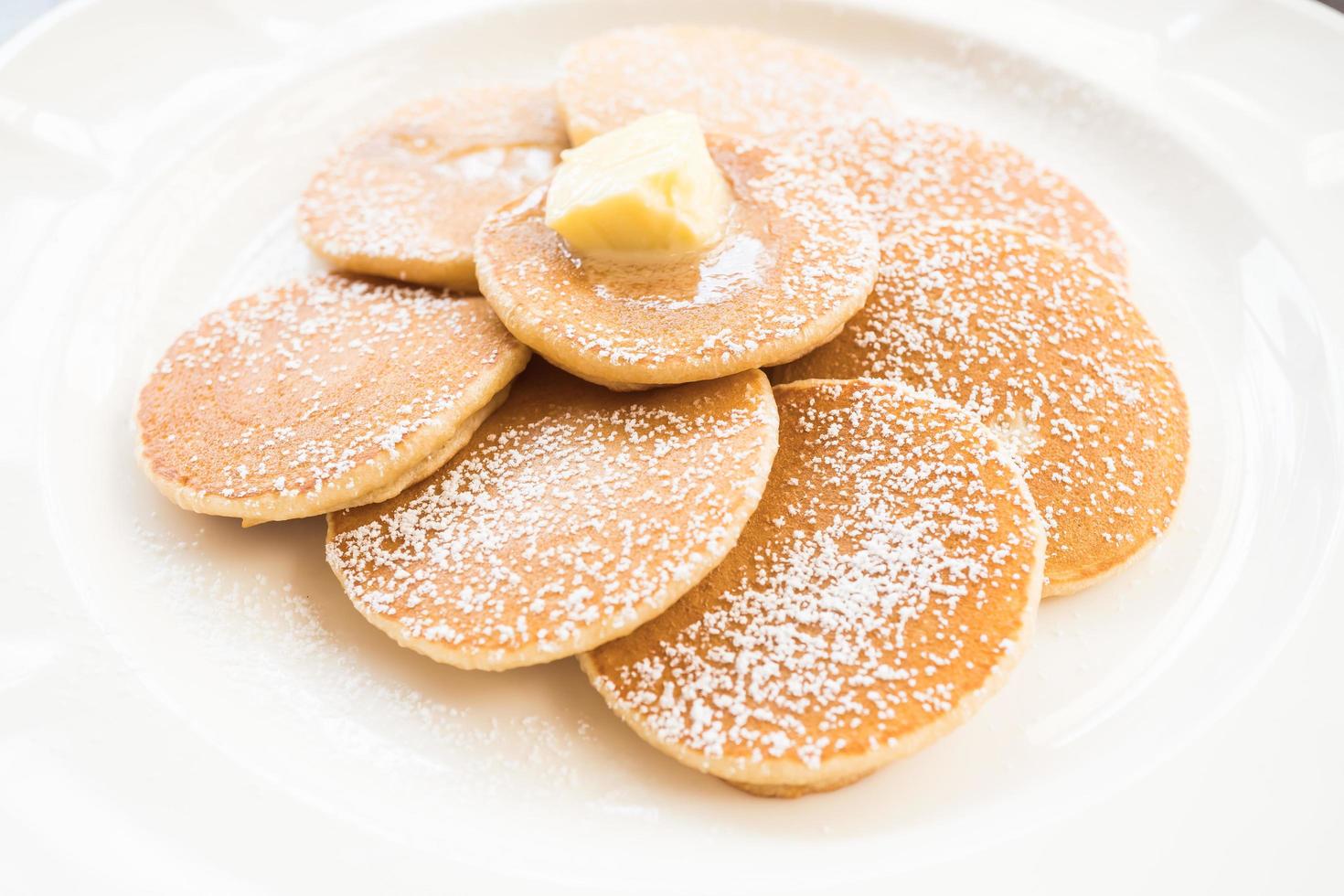 Pfannkuchen mit Butter oben drauf foto