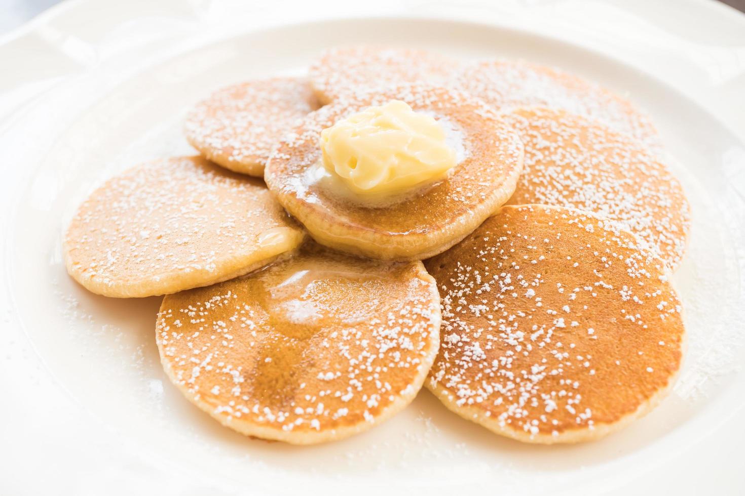 Pfannkuchen mit Butter oben drauf foto