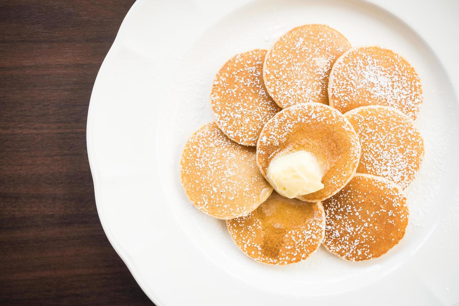 Pfannkuchen mit Butter oben drauf foto