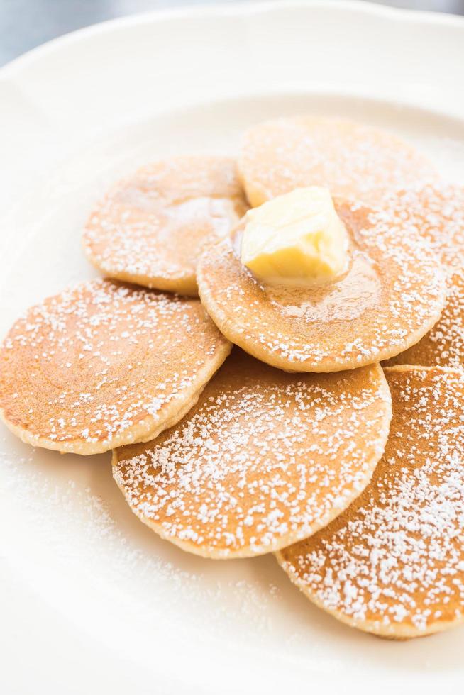 Pfannkuchen mit Butter oben drauf foto