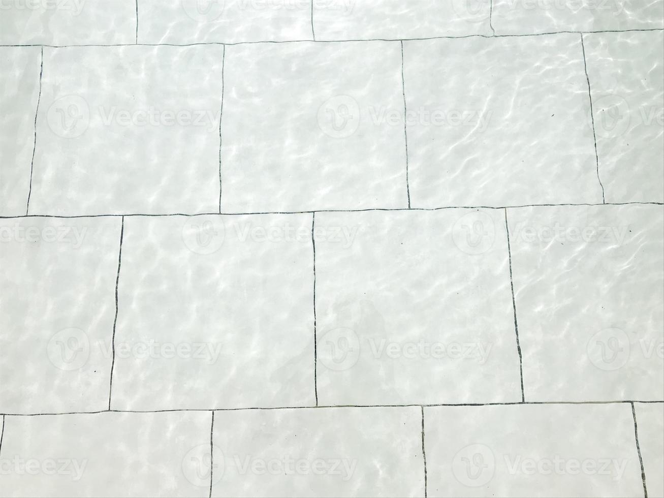 Mosaik Schritte im ein Schwimmen Schwimmbad und unter das Sonne foto