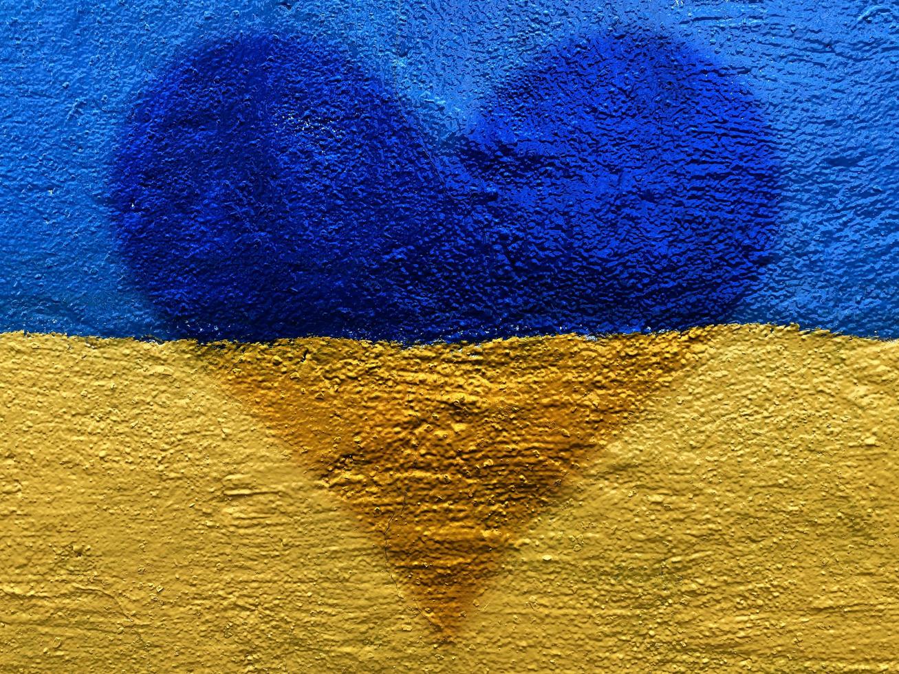 ukrainisch Flagge mit Herz gemalt auf Mauer foto