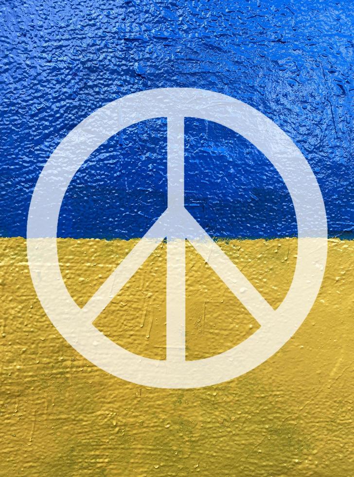 Frieden Symbol auf ukrainisch Flagge gemalt auf Mauer foto