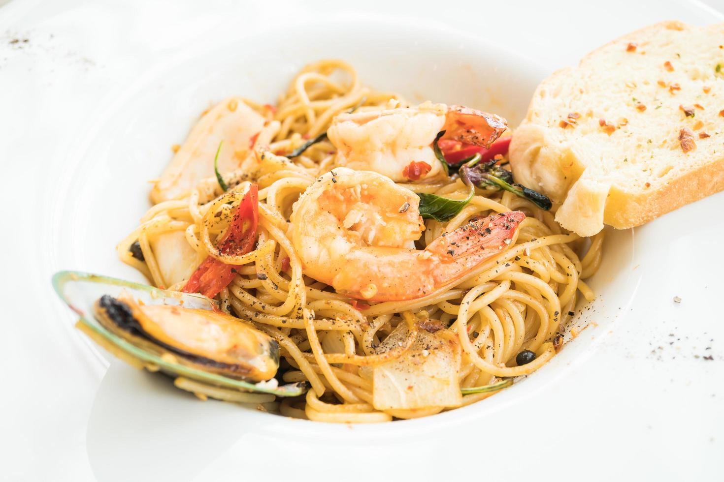 Spaghetti-Meeresfrüchte in weißer Platte foto
