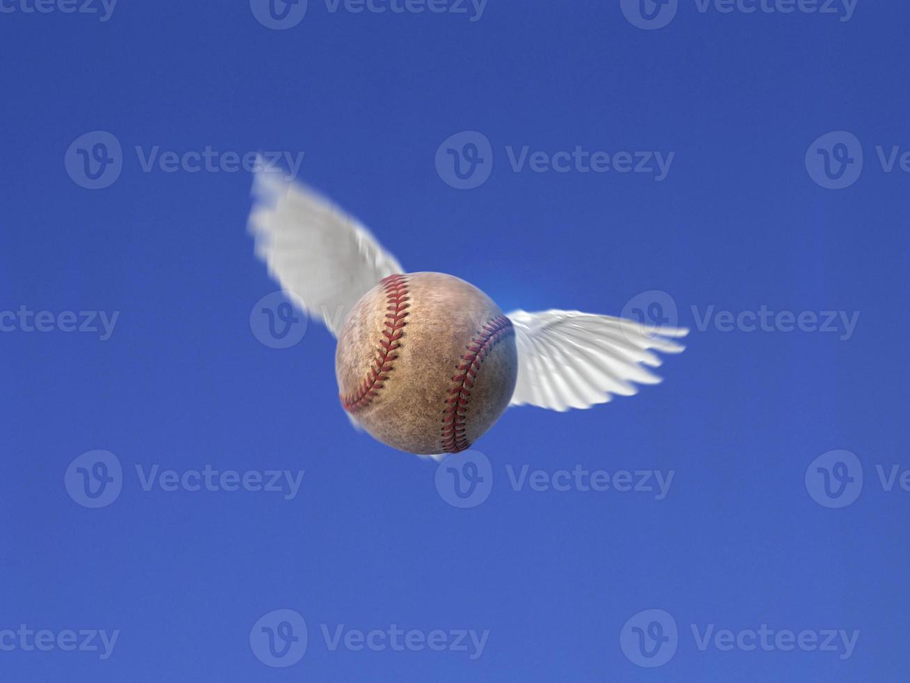 Baseballball in die Luft geschossen mit blauem Himmelshintergrund foto