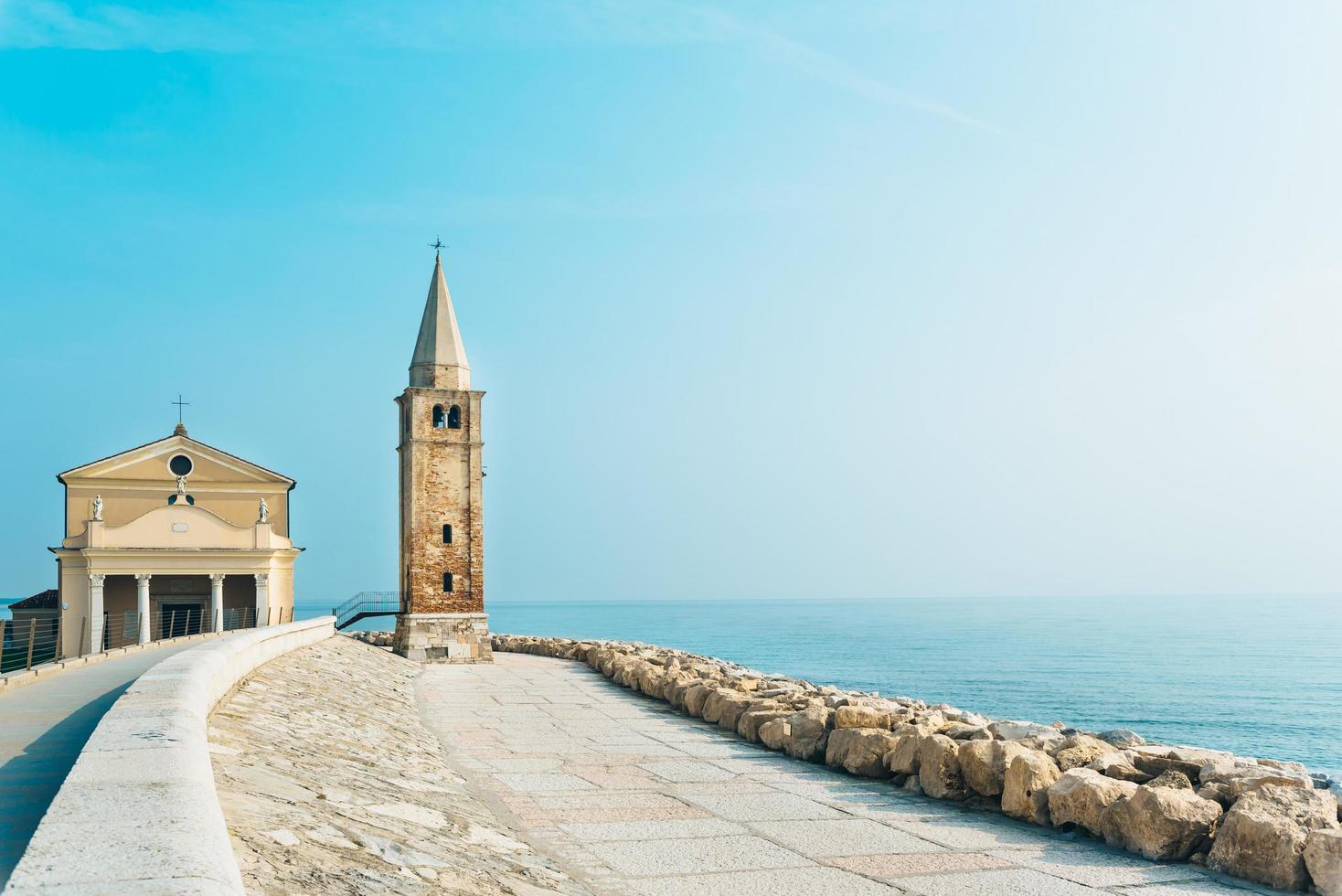 Kirche unserer Dame des Engels am Strand von Caorle Italien foto