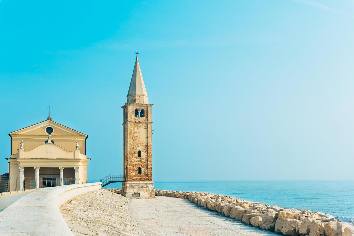 Kirche unserer Dame des Engels am Strand von Caorle Italien foto