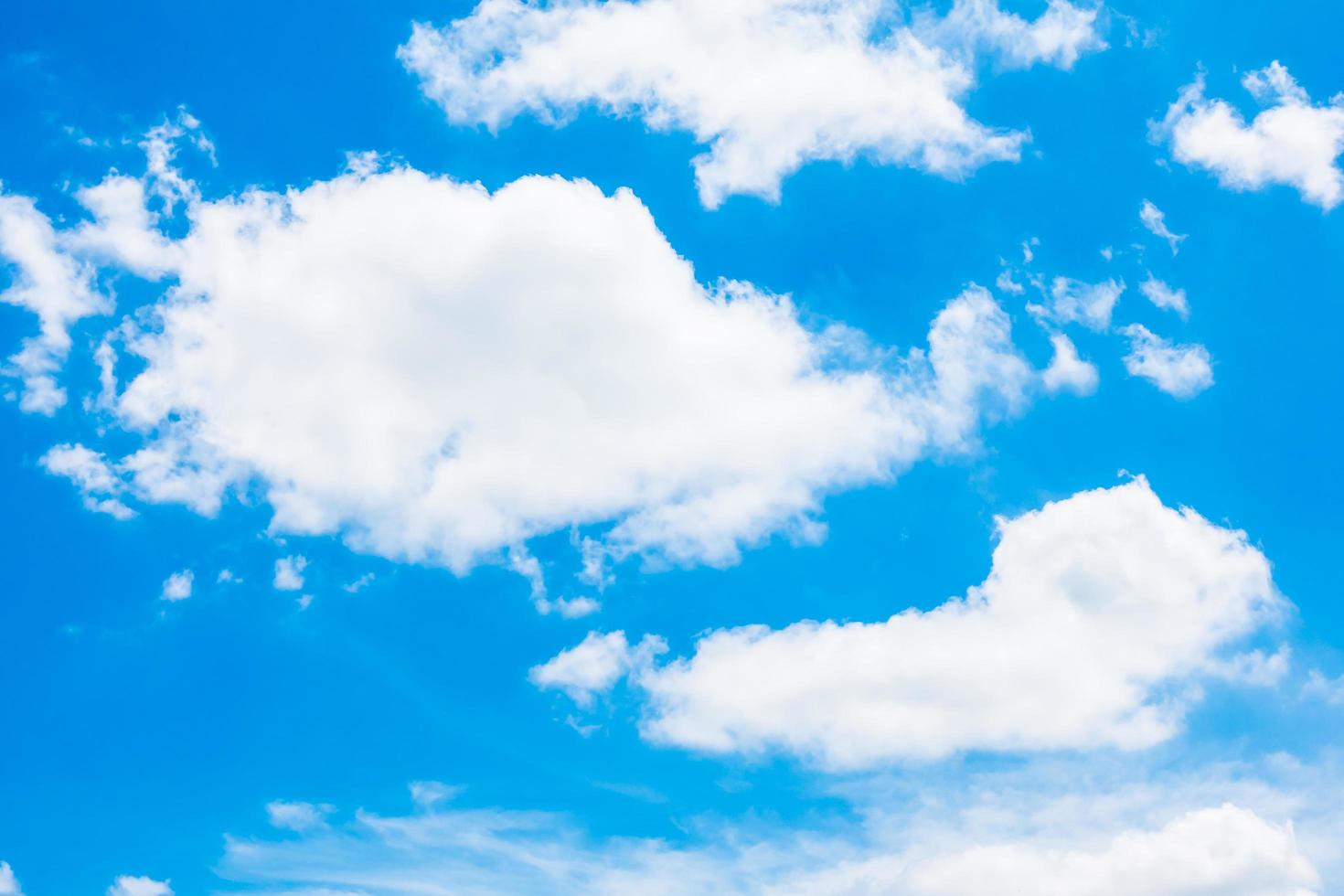 weiße Wolken am blauen Himmel foto