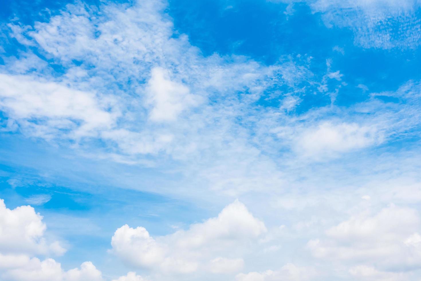 weiße Wolken am blauen Himmel foto