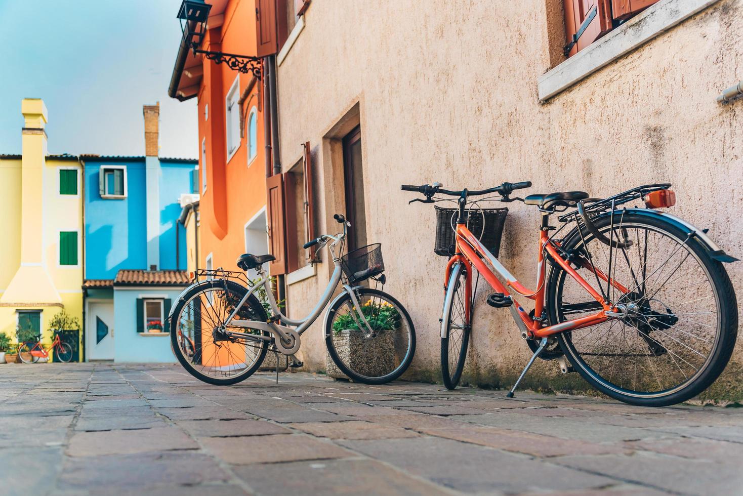 Fahrräder im Touristenviertel der alten Provinzstadt Caorle in Italien foto