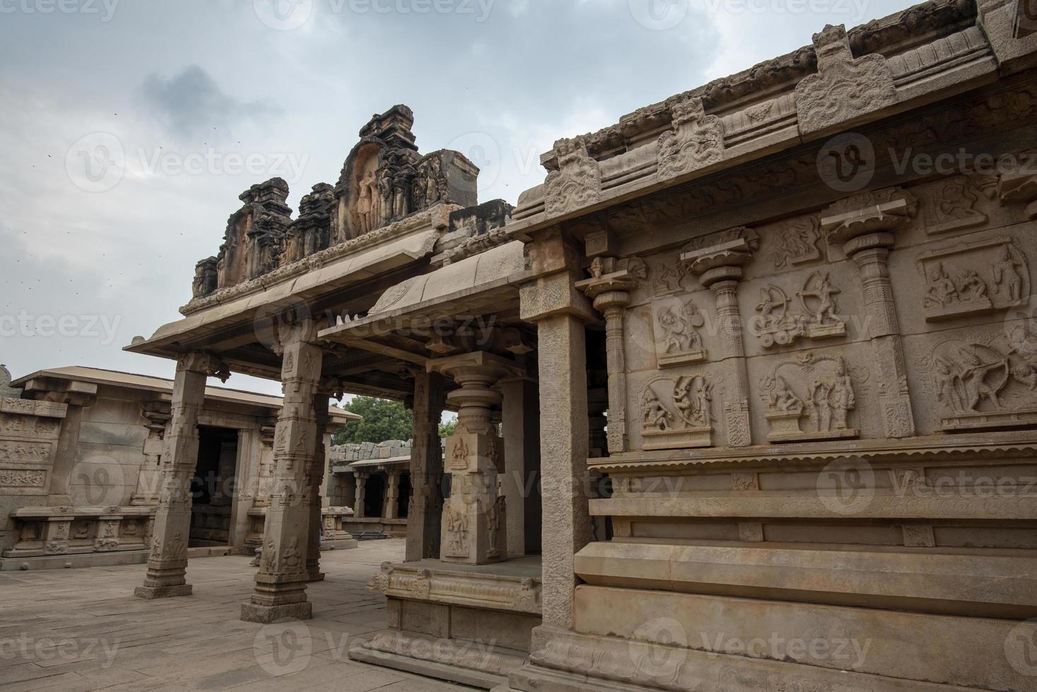 hazara Rama Tempel im Hampi hat bas Erleichterungen abbilden das Geschichte von Ramayana foto