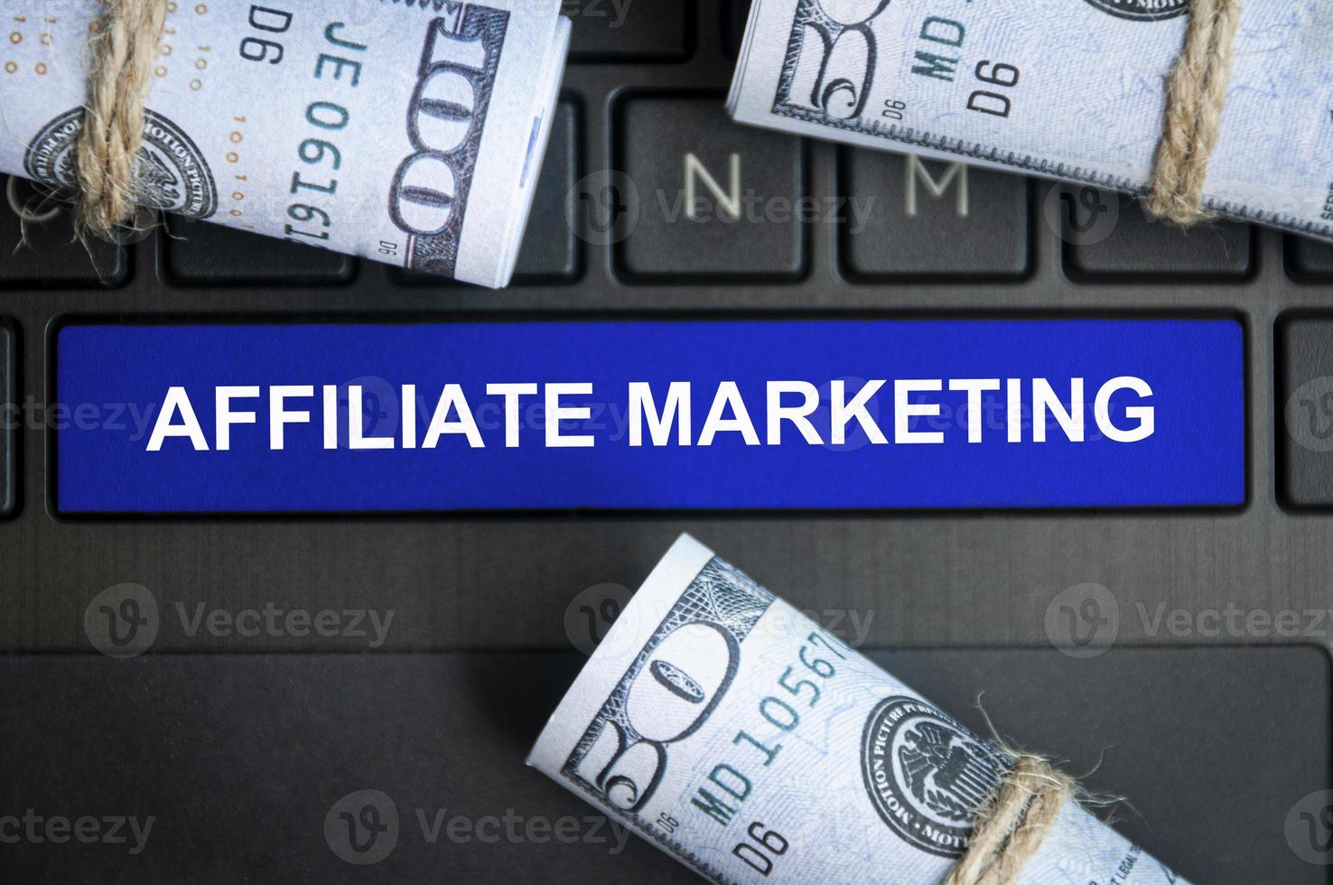 Affiliate Marketing Text auf Notizblock mit Geld Hintergrund. foto