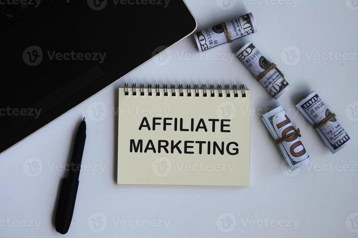 Affiliate Marketing Text auf Notizblock mit Geld und Laptop Hintergrund. foto