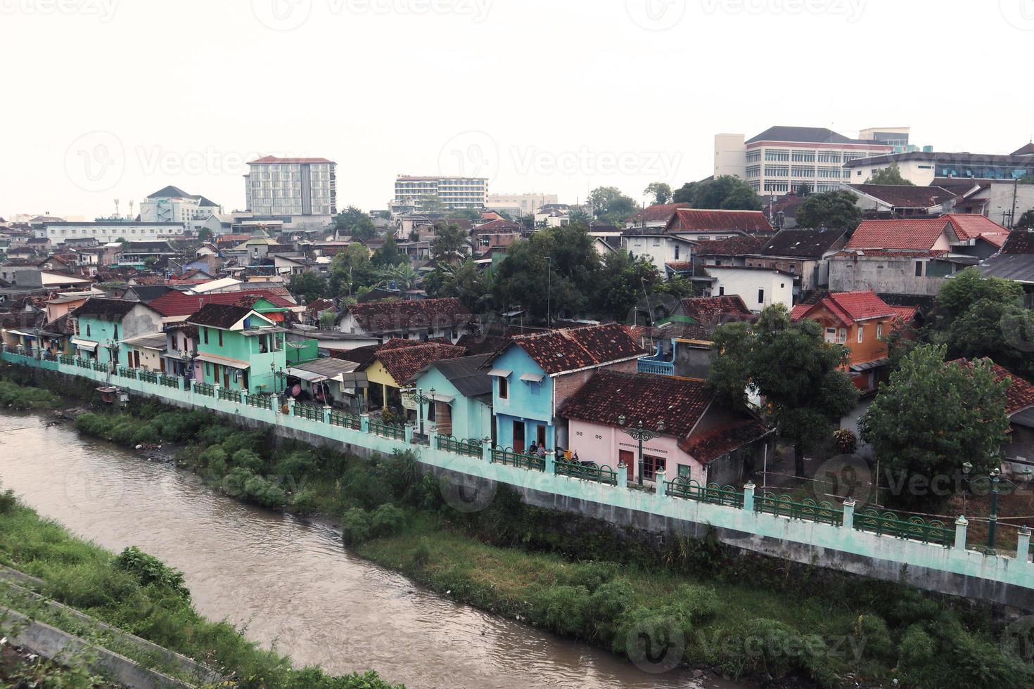 Slum Gehäuse auf das Stadtrand von Stadt, Dorf neben das Fluss foto