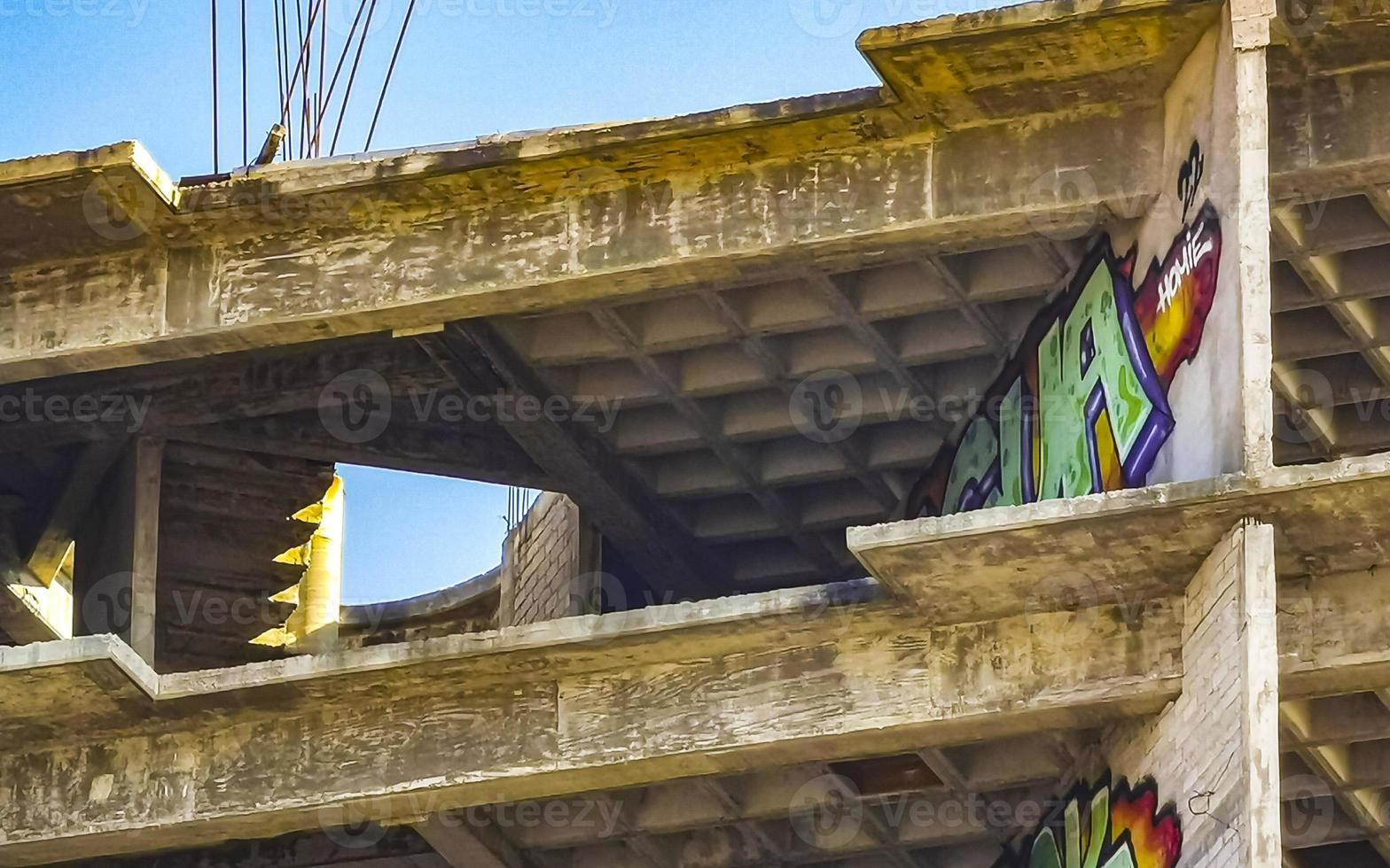 riesige gigantische baustelle bauruine in puerto escondido mexiko. foto