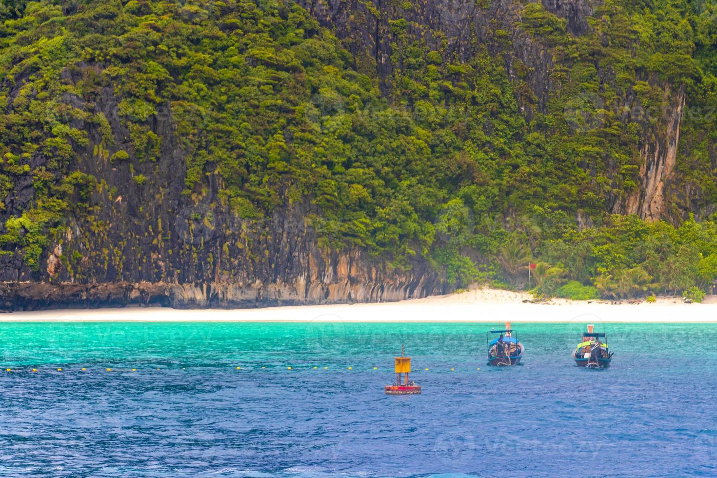 schön tropisch Kalkstein Inseln auf koh Phi Phi Don Thailand. foto