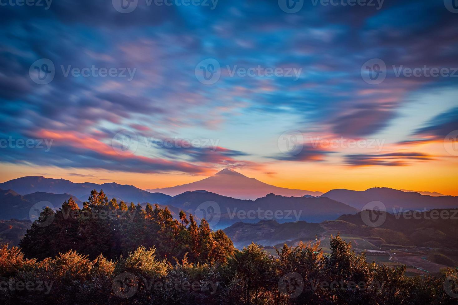 das Gipfel von mt. Fuji auf dramatisch Himmel beim Sonnenaufgang im Shizuoka, Japan. foto