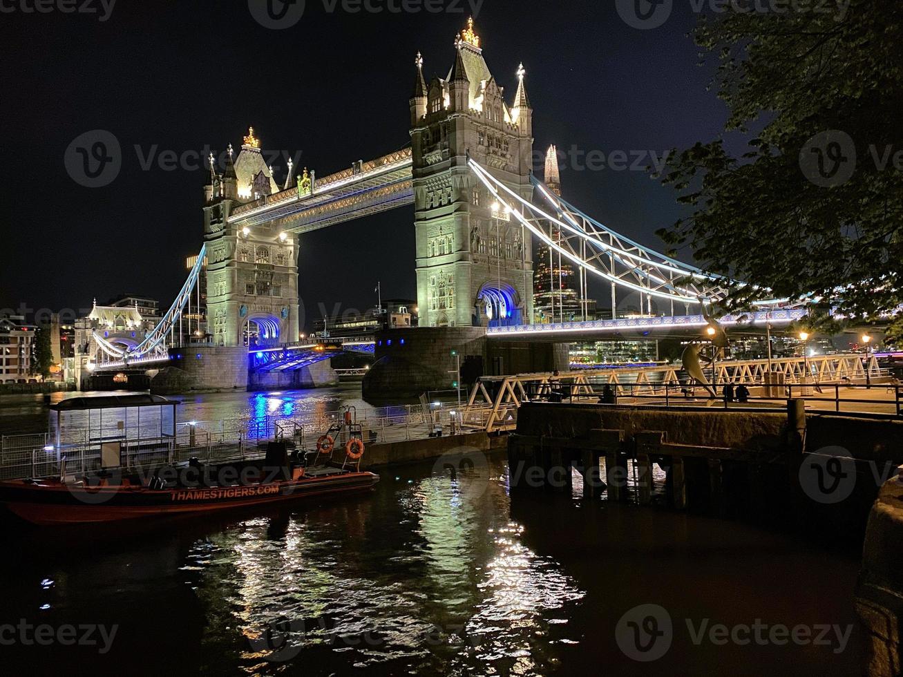 Blick auf die Tower Bridge in London foto