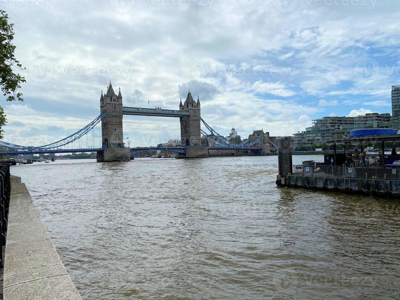 Blick auf die Tower Bridge in London foto