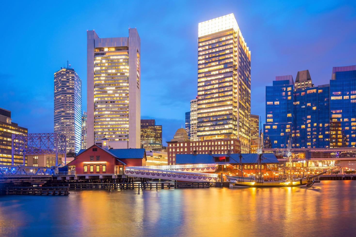 Bostoner Hafen-Skyline in der Dämmerung, Massachusetts foto