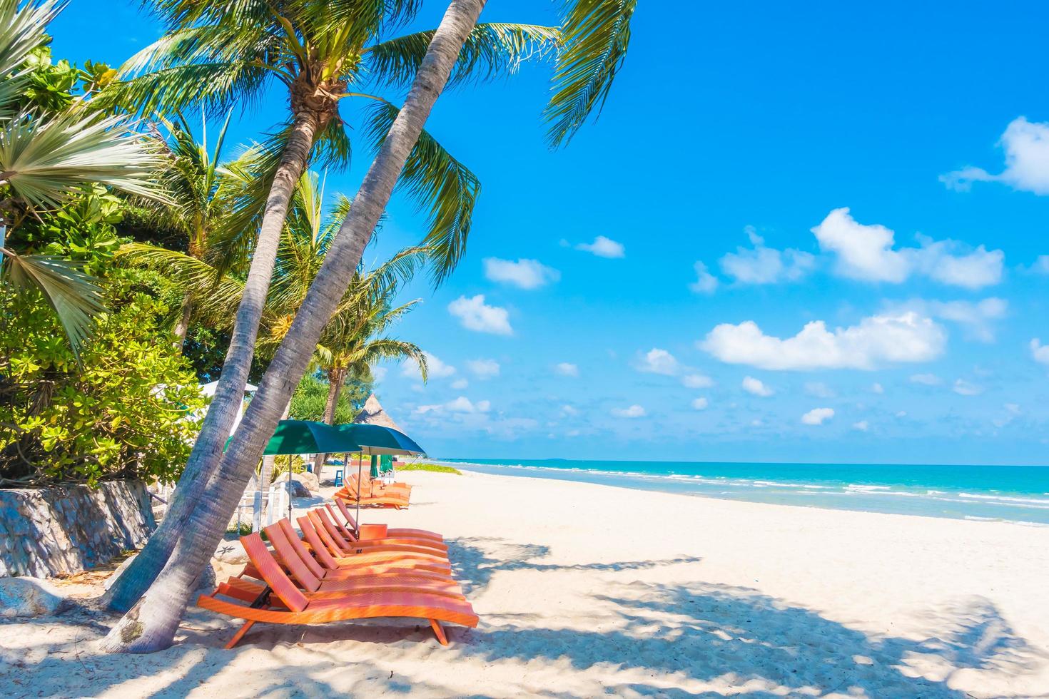 Sonnenschirm und Stuhl am Strand foto