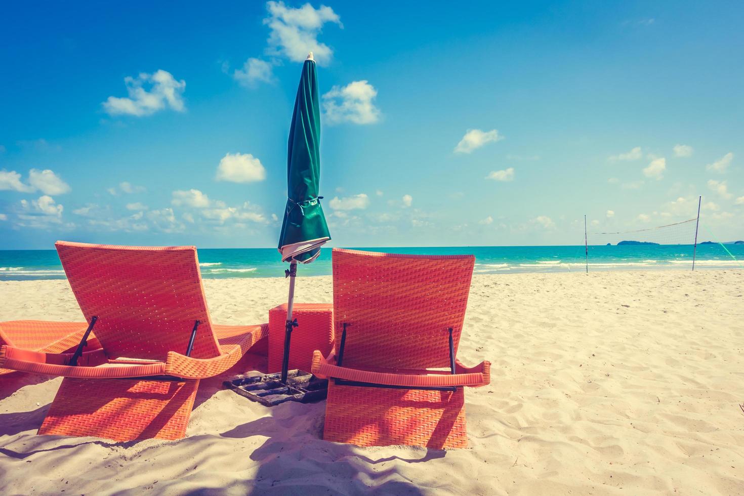 Sonnenschirm und Stuhl am Strand foto