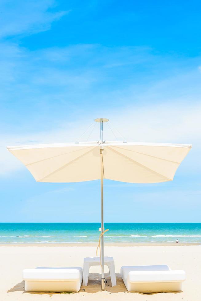 Sonnenschirm und Stuhl am Strand foto