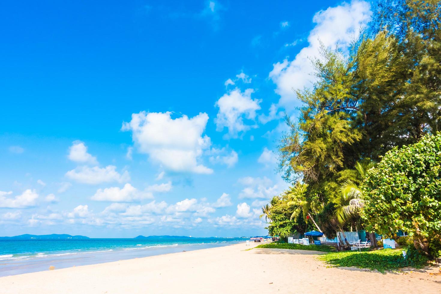 Sonnenschirm und Stuhl am Strand foto