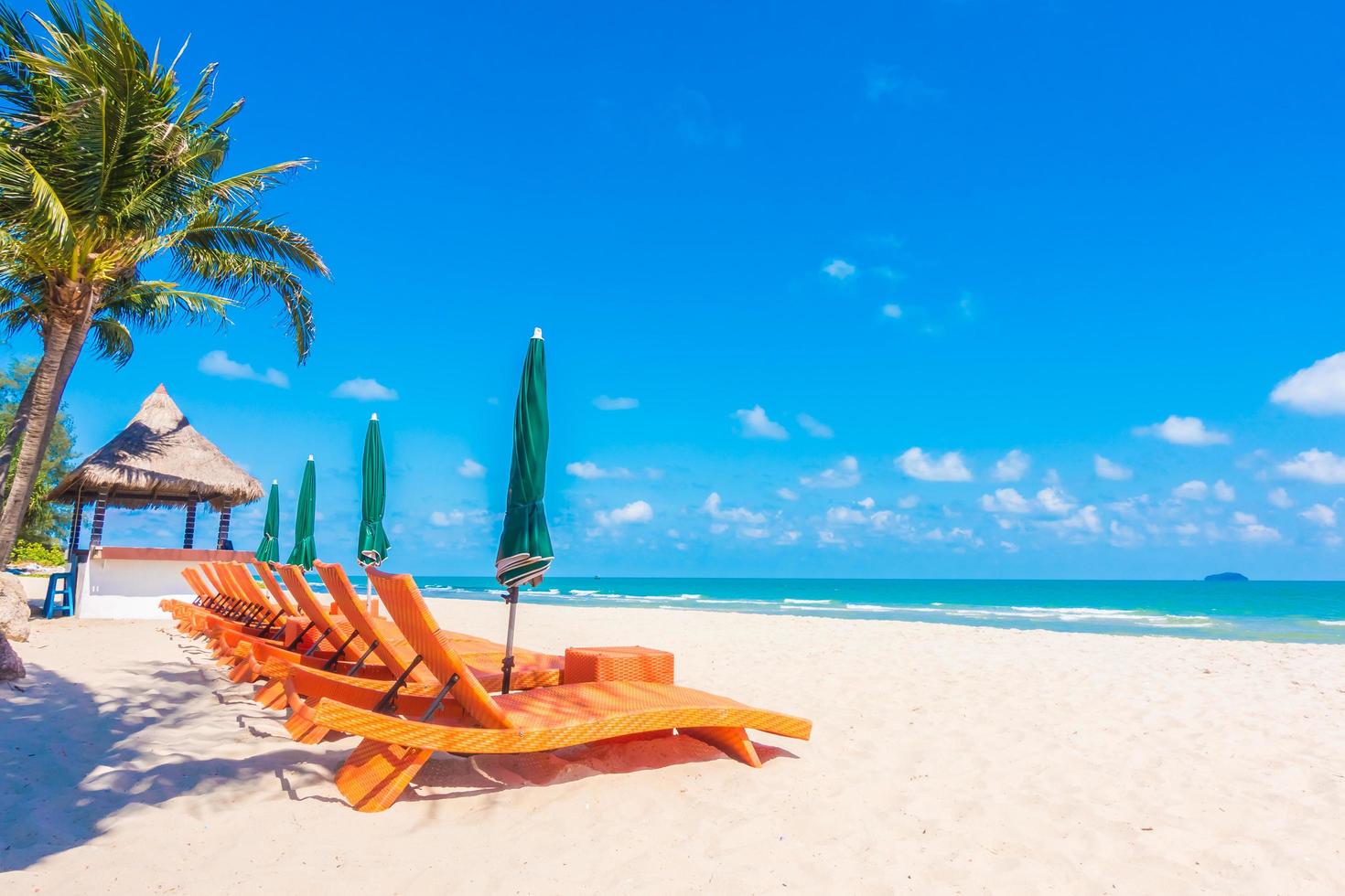 Sonnenschirm und Stuhl am Strand foto