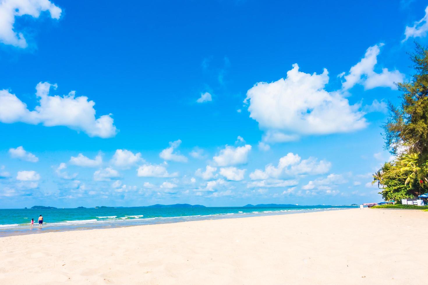 Sonnenschirm und Stuhl am Strand foto