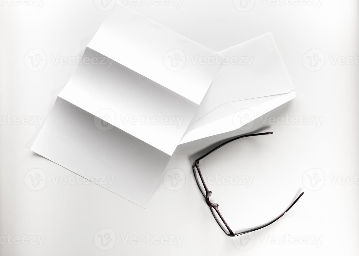 Briefpapier leer und Umschlag mit Brille foto