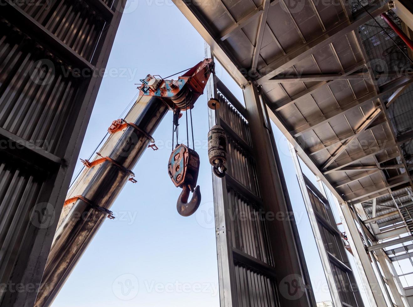 Hebezeug des Krans am Fenster der Industrieanlage foto