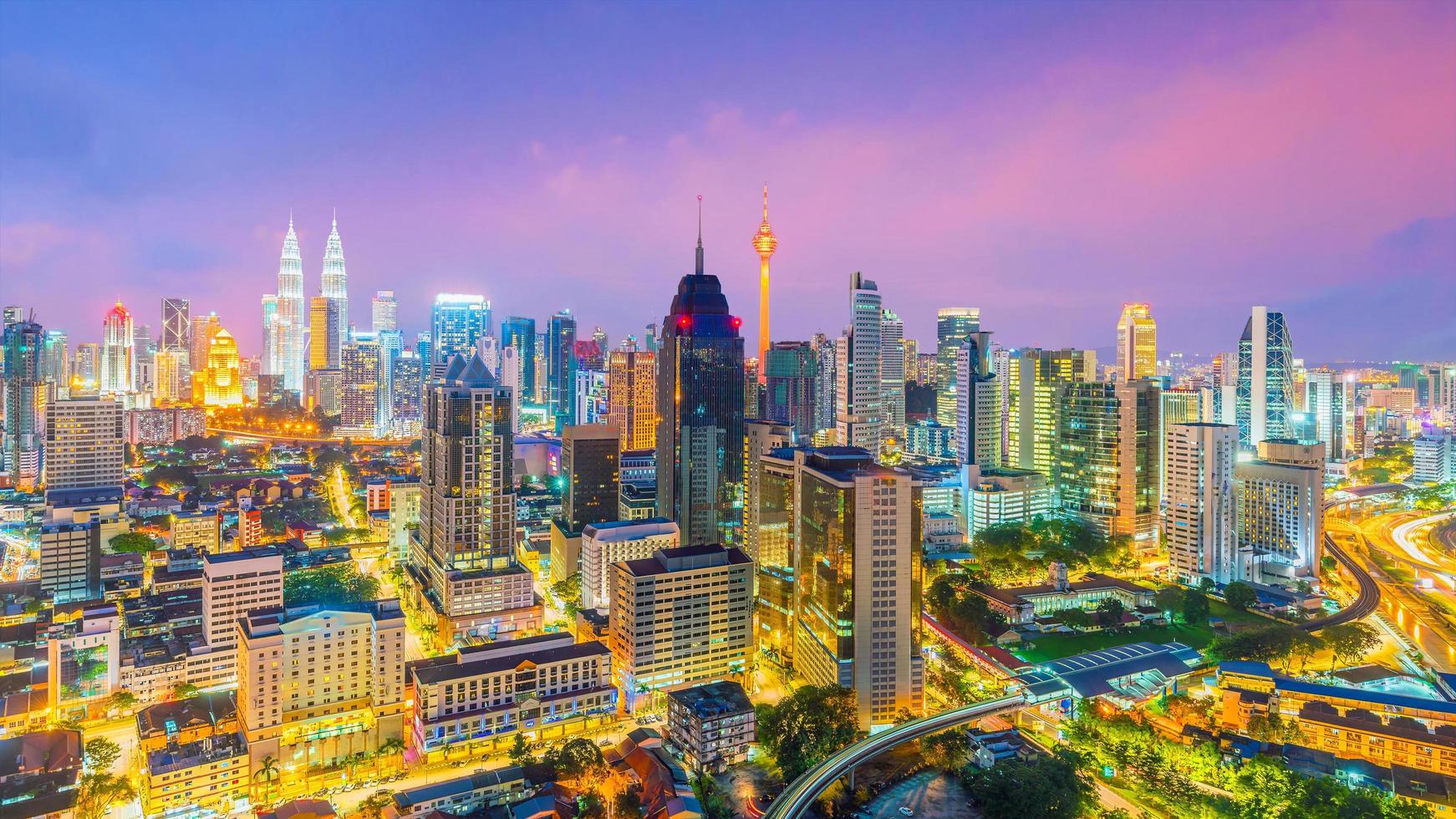 Innenstadt von Kuala Lumpur Skyline in der Dämmerung foto