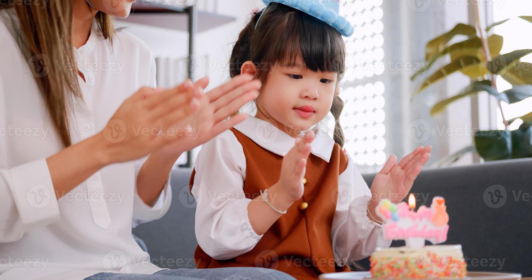 Mutter gab ihr schön Tochter ein Geburtstag Kuchen. foto