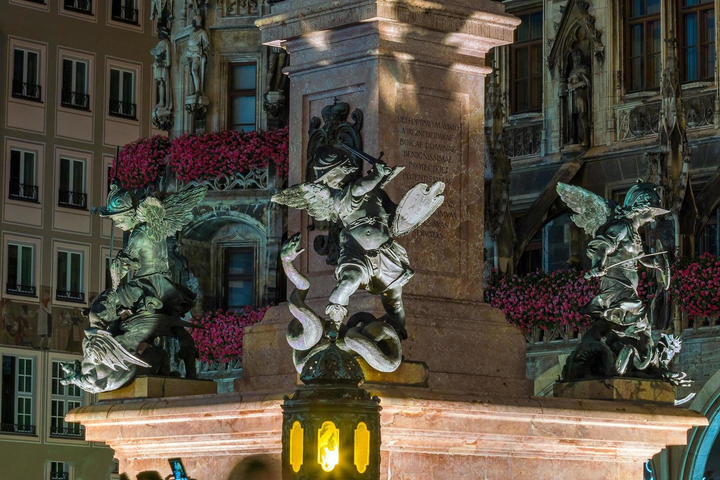 Kirchturm der Friedenssäule mit berühmter goldener Engelsstatue in München foto