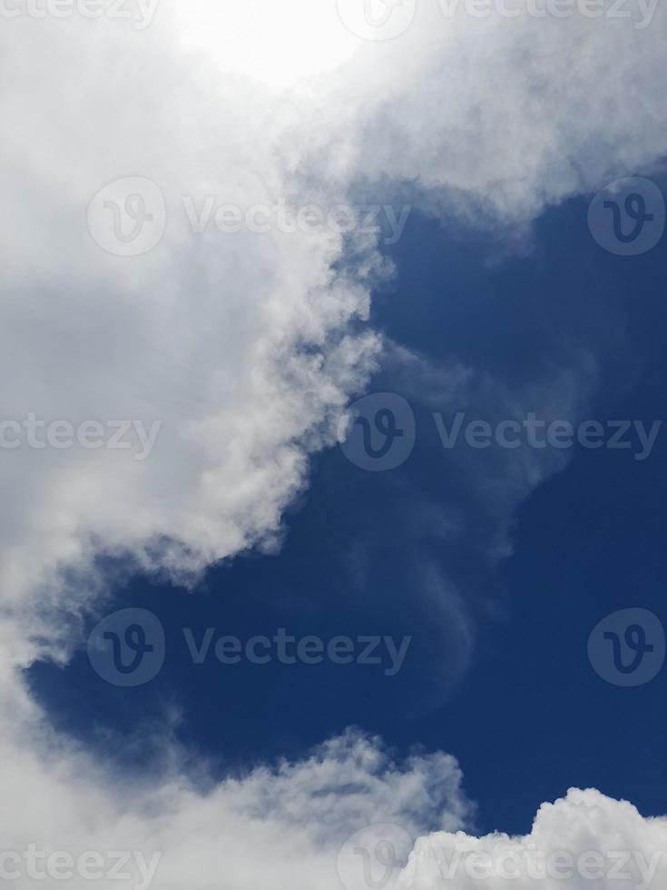 schöne weiße Wolken auf tiefblauem Himmelshintergrund. Große, helle, weiche, flauschige Wolken bedecken den gesamten blauen Himmel. foto