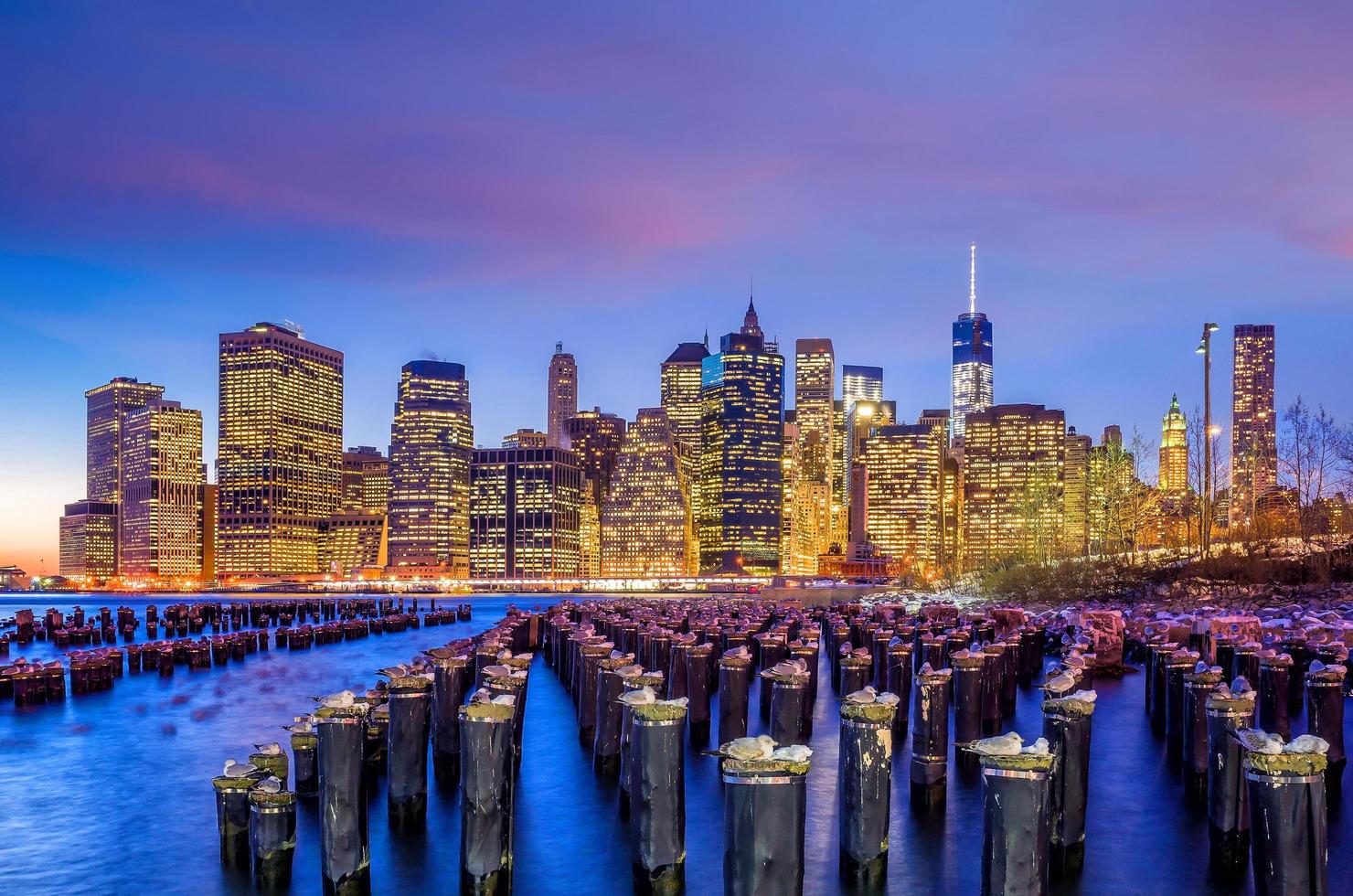 Manhattan Skyline mit dem One World Trade Center Gebäude in der Dämmerung foto