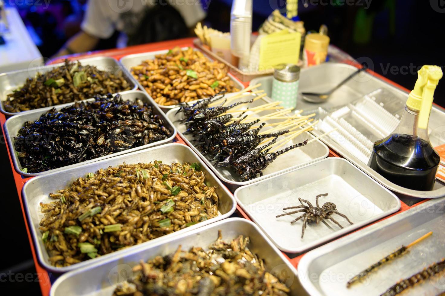 exotisch Essen im khao san Straße beim Nacht im Bangkok Stadt, Thailand, Ferien und Reisen Konzept foto