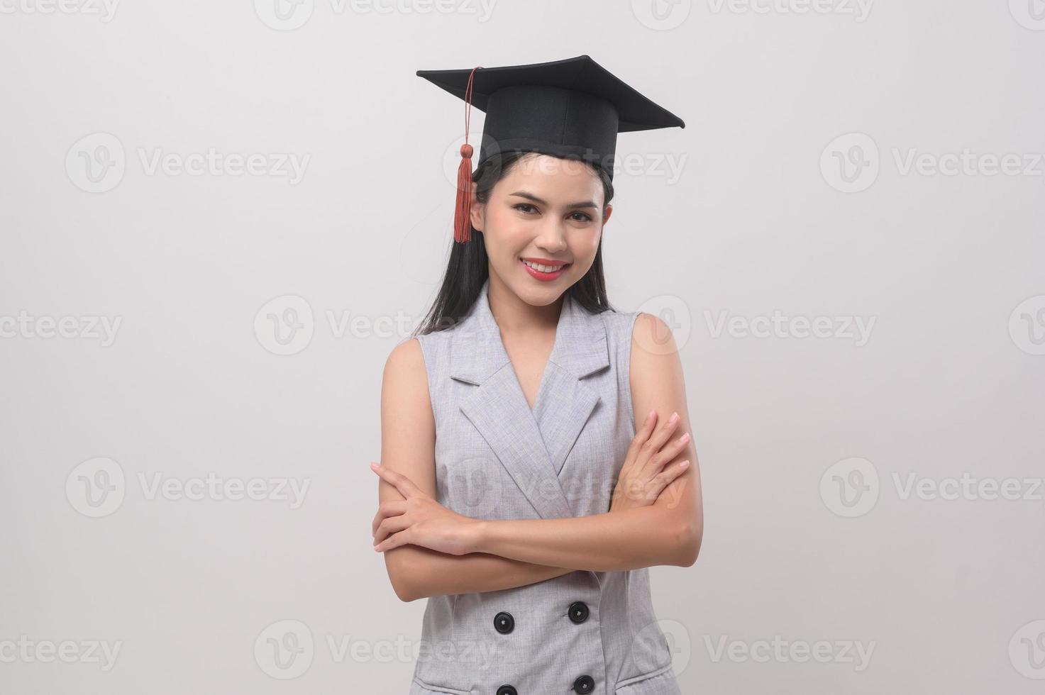jung lächelnd Frau tragen Abschluss Hut, Bildung und Universität Konzept foto