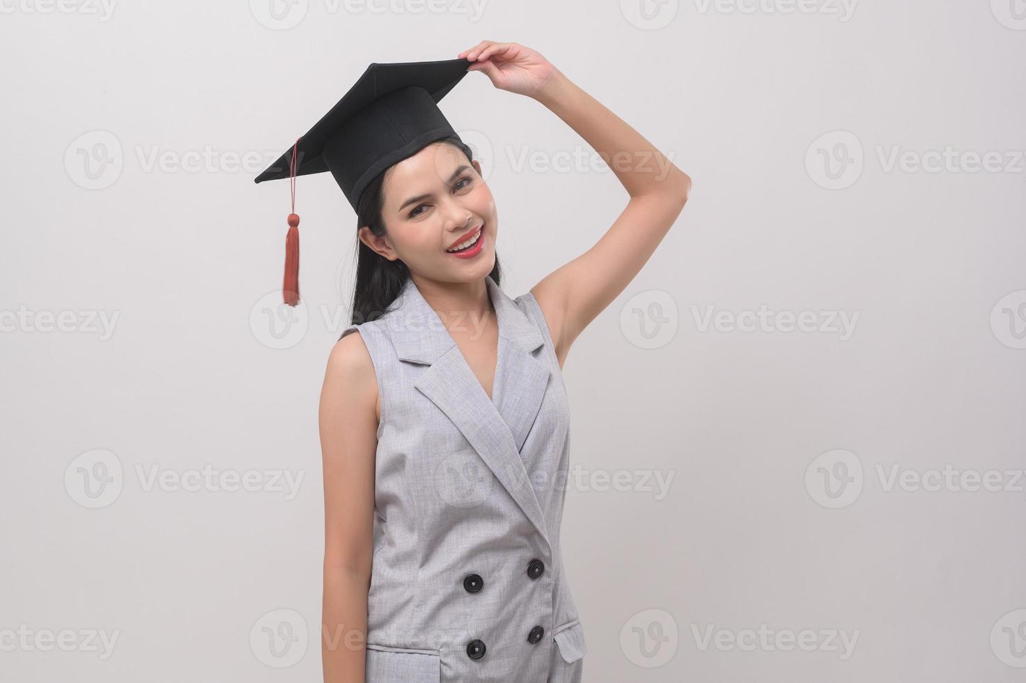 jung lächelnd Frau tragen Abschluss Hut, Bildung und Universität Konzept foto